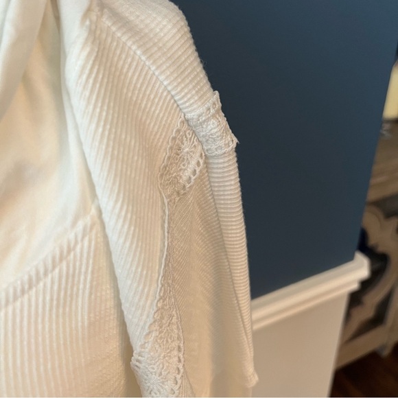 NWOT POL White Hooded Top with Lace Accents - Picture 6 of 8